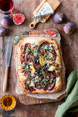 Pizza with figs and blue cheese