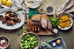 Gebratenes Schweinekarree mit Polentasternen, Rosenkohl und Egerlingen