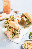 Banh Mi mit Spiegelei, grünem Spargel und eingelegtem Gemüse