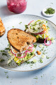 Landbrot-Sandwich mit eingelegten Zwiebeln und Spiegelei