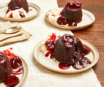 Gefrorener Chocolate Fondant Pudding mit Kirschfüllung