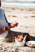 Gekochte Meeresfrüchte am Strand essen