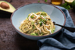 Vegan wholemeal noodles with avocado-lime sauce