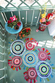 DIY-Flickenteppich aus bunten Stoffresten auf dem Balkon