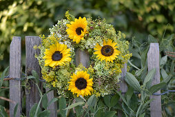 Kranz mit Sonnenblumen, Holunderbeeren und Hortensie