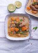 Veganes Süßkartoffel-Kokos-Curry mit Sojafleisch und grünen Bohnen