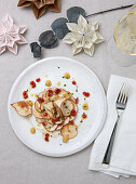 Pilz-Carpaccio mit Kardamom-Birne und karamellisiertem Knoblauch