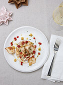 Pilz-Carpaccio mit Kardamom-Birne und karamellisiertem Knoblauch