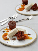Warmes Schoko-Küchlein mit Kumquat-Ragout und Zimtblüten-Parfait