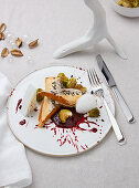Süßkartoffel-Steinpilz-Strudel mit Rosenkohl und Brombeer-Bete-Sauce