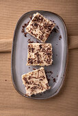 Veganer Walnuss-Schokoladen-Kuchen vom Blech mit Vanillecreme
