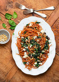 Rote-Linsen-Spaghetti mit Spinat und Feta