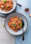Vegan wholemeal spelt pasta with tomato and chickpea sugo