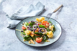 Spinach salad with cheese croquettes