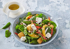 Spinach salad with cheese croutons