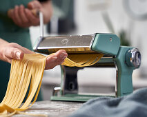 Making spelt tagliatelle with the pasta machine
