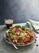 Brunchsalat mit Tomaten, Bacon, pochiertem Ei, Croutons und Kaffeedressing
