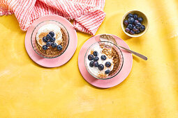 Baked Oats mit Joghurt und Heidelbeeren