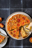 Upside-Down-Cake aus Blutorange und Couscous