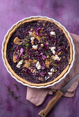 Vegane Rotkohl-Tarte mit Tofu und Walnüssen