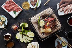 Japanisches Barbecue mit Wagyu-Rind und Gemüse