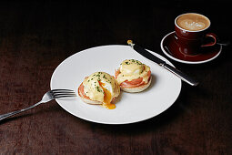 Pochiertes Ei und Räucherlachs mit Hollandaise auf English Muffins