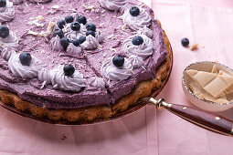 Vegane Torte mit Nussboden und Heidelbeercreme