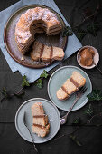 Veganer Vanille-Gugelhupf gefüllt mit Erdnussbutter-Nougat-Creme