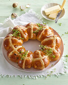 Kranz aus Hot Cross Buns zu Ostern