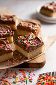 Biskuitkuchen mit Schokoladencreme und bunten Zuckerstreuseln