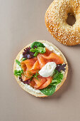 Bagel mit Frischkäse, Salatblättern und Räucherlachs