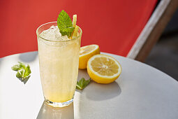 Cloudy Lemon mit Crushed Ice