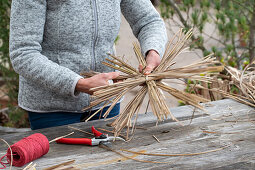 Stern aus Rückschnitt von Miscanthus binden