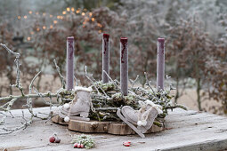 DIY-Adventskranz aus Ästen, mit kleinen Schlittschuhen aus Filz dekoriert