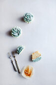 Monoportion Cupcake mit blauem Frosting