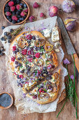 Pizza mit Blauschimmelkäse und Beeren