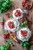 Mini-Pavlovas mit Beeren