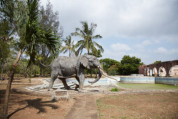 Elefantenfigur an ehemaligem Hotelpool, Verlassenes Hotel am Diani Beach, Kenia, Ostafrika