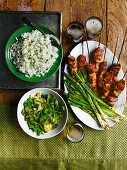 Hähnchen-Teriyaki-Spieße mit gerösteten Frühlingszwiebeln und Reis