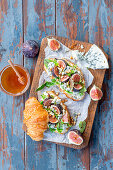 Croissants with figs, blue cheese and honey