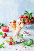 Lemon ice cream with strawberry sauce