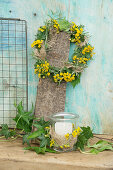 Kranz aus Rainfarn (Tanacetum vulgare), Hopfen (Humulus), Brombeerblätter (Rubus) und Sackband