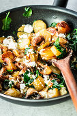 Einfache Kartoffel-Pilz-Pfanne mit Feta und Spinat
