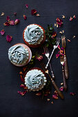 Monoportion Cupcakes mit blauem Frosting