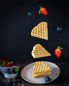 Fleigende Waffeln, Erdbeeren und Blaubeeren