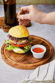 Cheeseburger mit karamellisierten Zwiebeln