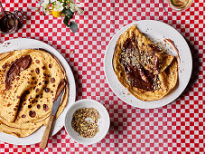 Crepes mit Schokolade und Haselnüssen