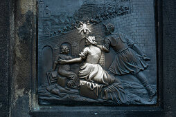 Relief mit König Wenzel und der Statue des Hl. Johannes von Nepomuk auf der Karlsbrücke, Prag, Tschechien