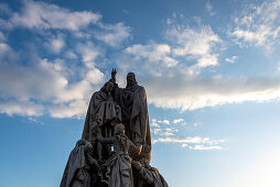 Die Heiligen Kyrill und Method, Heiligenfiguren auf der Karlsbrücke, Prag, Tschechien