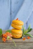 Orangen-Macarons, Olivenzweige und Wandelröschen